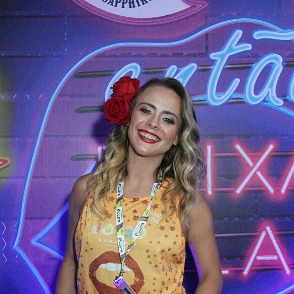 Juliana Silveira apostou na make com batom vermelho em camarote de Carnaval