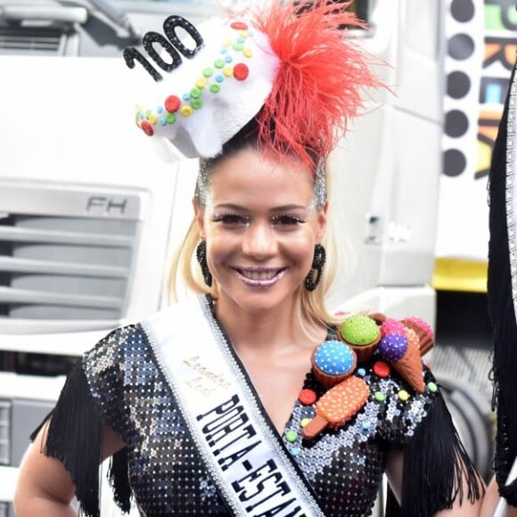 Make com glitter! Leandra Leal apostou na sombra e no batom com purpurina no look do bloco de Carnaval