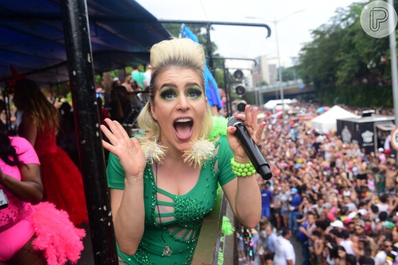 Luciana Andrade, do grupo Rouge, apostou na sombra verde no look de Carnaval