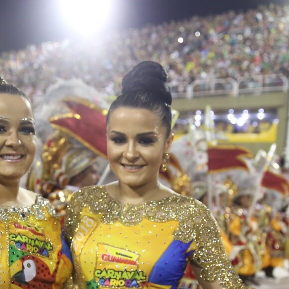 No Carnaval, Maiara e Maraisa fizeram maquiagens com olhos esfumados de preto e aplicações coladas nas laterais do rosto