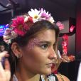 Giulia Costa caprichou no glitter rosa e lilás na lateral do rosto em look de Carnaval