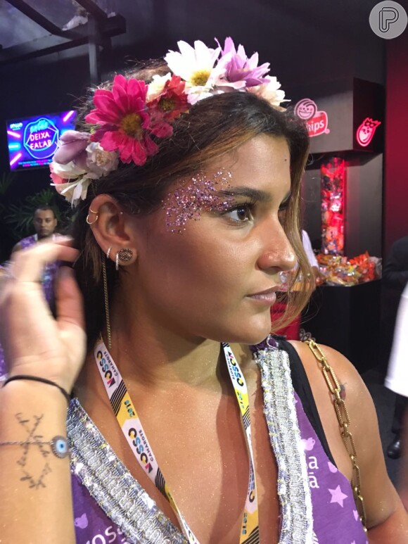 Giulia Costa caprichou no glitter rosa e lilás na lateral do rosto em look de Carnaval