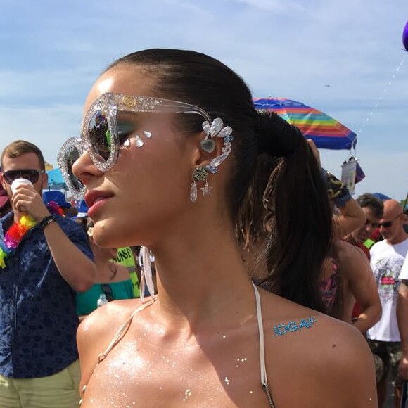 A make de Bruna Marquezine no Carnaval 2018 era com sombra esfumada verde, batom rosa e pedrinhas aplicadas nas têmporas