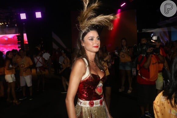 Thaila Ayala aposta em make com batom vermelho para o Carnaval