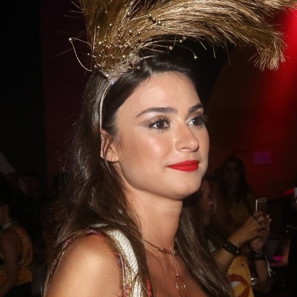 Thaila Ayala aposta em make com batom vermelho para o Carnaval