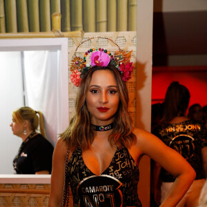 A make com sombra cintilante e batom vermelho matte de Thaíssa Carvalho e inspiração glam para o Carnaval