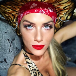 Giovanna Ewbank escolheu batom vermelho para o Bloco das Poderosas no Carnaval 2018