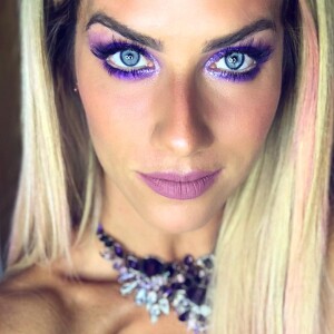 Uma das makes de Carnaval de Giovanna Ewbank foi feita com sombra roxa intensa