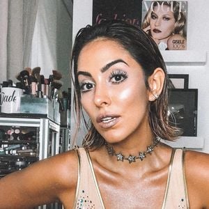 Jade Seba apostou na pele megailuminada e brilhosa para a make de Carnaval