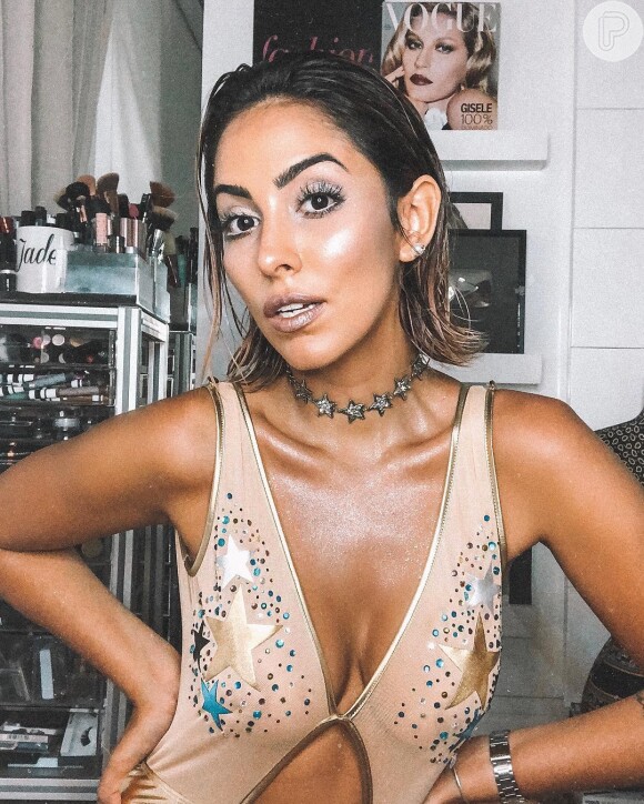 Jade Seba apostou na pele megailuminada e brilhosa para a make de Carnaval