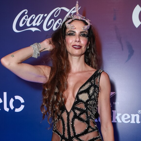Sombra prateada e glitter nas laterais dos olhos foi a maquiagem escolhida por Luciana Gimenez no Baile da Vogue 2018