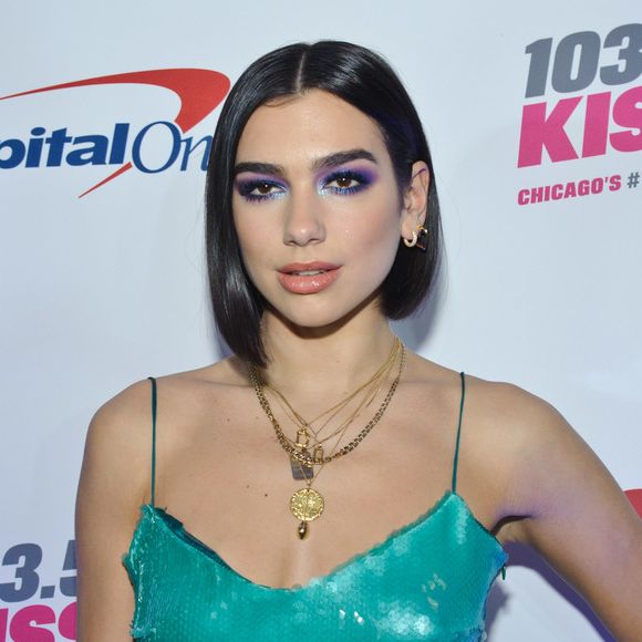 A mistura de sombras em tons de roxo e azul de Dua Lipa serve de inspiração para a make de Carnaval
