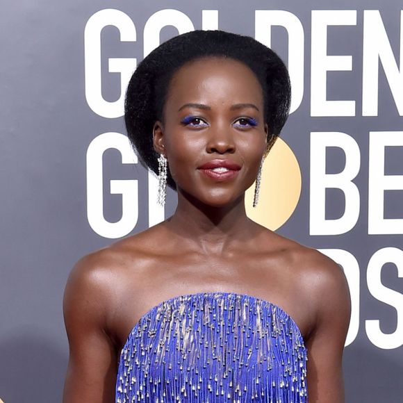 Lupita Nyong'o aposta em máscara de cílios roxa, inspiração para as brasileiras em make de Carnaval