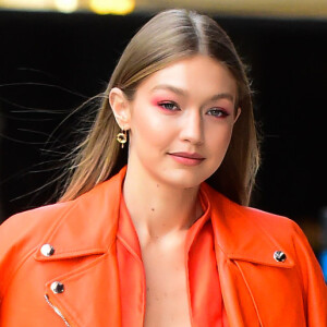 Gigi Hadid aposta na sombra e no delineador laranja neon