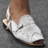 Sapato mule: branco, com costuras aparentes e pegada western