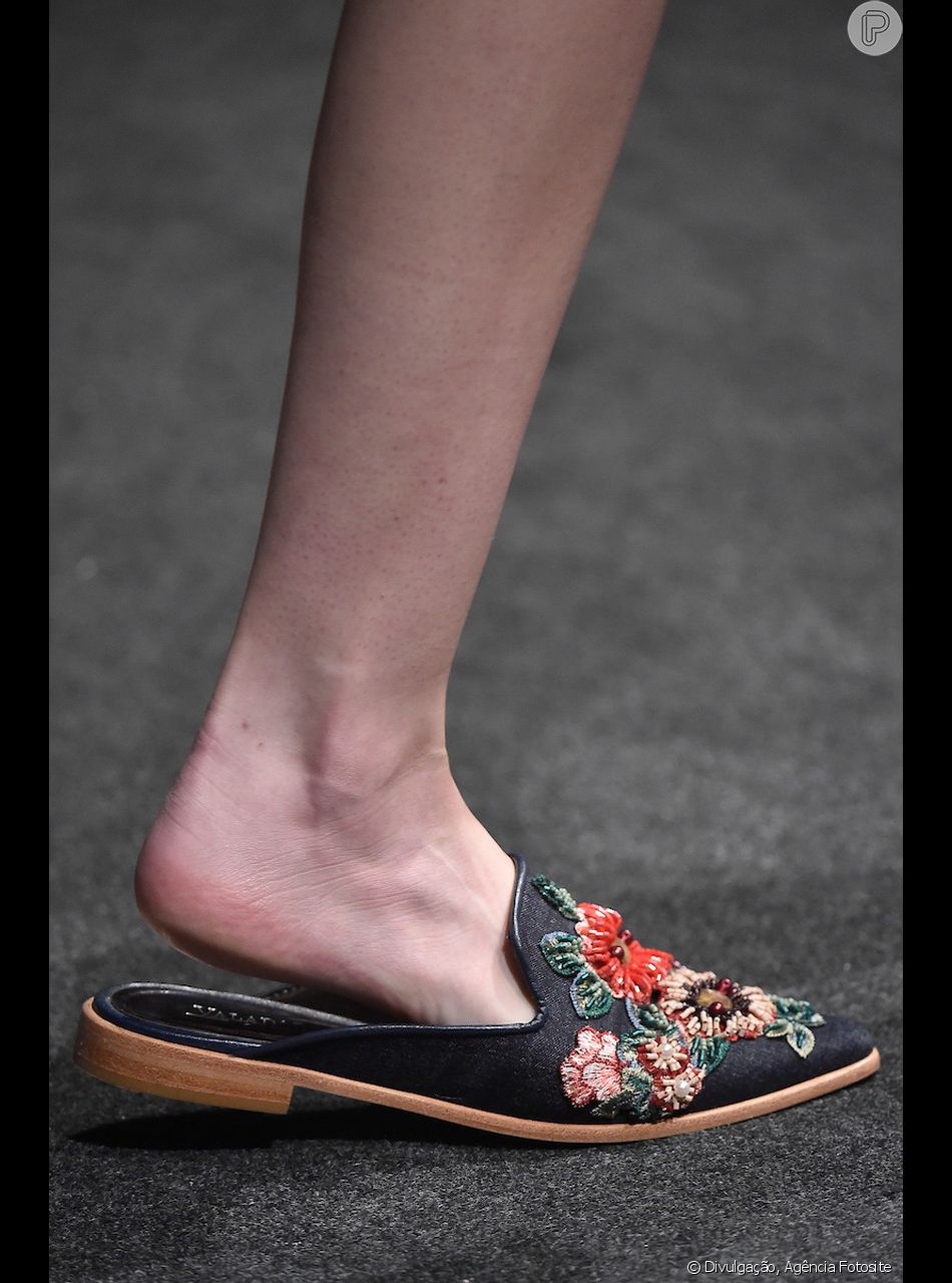 O mule com bordados coloridos também foi aposta de Denise Valadares, que  desfilou no Minas Trend - Purepeople