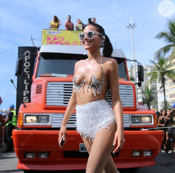 Bruna Marquezine foi considerada a protagonista do carnaval do ano passado pela imprensa estrangeira por ousar no look no Bloco da Favorita, que desfilou no Rio de Janeiro no dia 10 de fevereiro de 2018