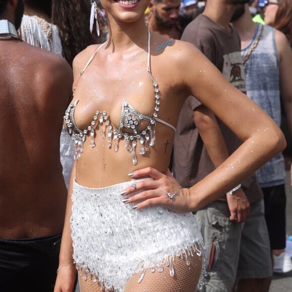 Bruna Marquezine apostou, no Bloco da Favorita de 2018, em um sutiã cravejado em predarias