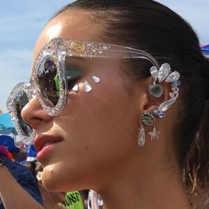 Bruna Marquezine chegou a fazer uma menção a Neymar, com quem namorava na época, na fantasia usada no Bloco da Favorita. Ela estava usando um par de ear cuff onde do lado direito tinha a letra B, de Bruna, e do outro N, de Neymar 