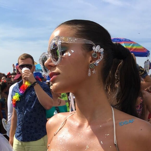 Bruna Marquezine chegou a fazer uma menção a Neymar, com quem namorava na época, na fantasia usada no Bloco da Favorita. Ela estava usando um par de ear cuff onde do lado direito tinha a letra B, de Bruna, e do outro N, de Neymar 