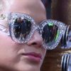 Se liga nesta dica! No Bloco da Favorita de 2018, Bruna Marquezine ainda apostou nos óculos nada discretos para dar um up no look e ainda se proteger do sol. O modelo era cheio de brilho, compondo o visual carnavalesco
