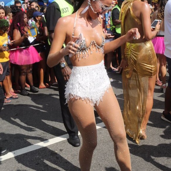 Bruna Marquezine ainda apostou, no Bloco da Favorita de 2018, em uma hot pants que dava todo o conforto para o look e, de quebra, ainda deixava o visual fresquinho. Além do modelo ter um pouco de brilho, o visual também imitava franjas, dando mais textura para a composição