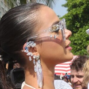 Bruna Marquezine ainda colou pedras pelo corpo para compor a fantasia. A dica bombou no carnaval de 2018 e promete fazer parte do look em 2019 de novo. Anota aí: reforçar as pedrinhas com cola de cílios ou até esmalte hipoalergenico vai manter no lugar por mais tempo