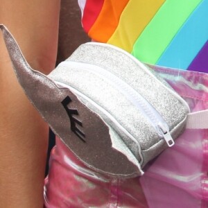 Bruna Marquezine, no Bloco da Favorita, usou ainda uma pochete brilhante de gatinho, o que ajudou a dar mais informação para o look. Em fevereiro de 2017, o acessório estava começando a retornar aos holofotes e, hoje, é a melhor pedida no carnaval por dar mais segurança e informação ao visual