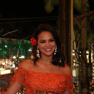 No dia 7 de fevereiro de 2016, Bruna Marquezine se jogou no Camarote da Contigo no Circuito Dodô (Barra-Ondina). Na ocasião, a atriz elegeu uma customização da blusa no modelo ombro a ombro com rendas e pedras no mesmo tom laranja para dar um toque mais estiloso. Olha a dica: mesmo sendo carnaval, é interessante combinar texturas lisas com modelos mais incrementados