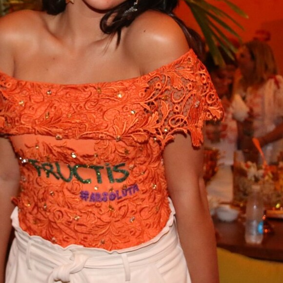 O look de Bruna Marquezine ficou lindo com as rendas presentes na customização da blusa e o arranjo nos cabelos. Lembre-se: o handmade está com tudoooo!