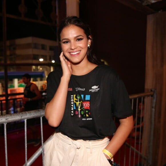 E quem disse que o look de carnaval precisa ser superchamativo? No dia 6 de fevereiro de 2016, no Camarote Salvador, Bruna Marquezine foi bem básica. A atriz nem customizou a blusa e combinou com um short branco. A dica aqui é apostar em peças que, mesmo básicas, possuem cortes diferentes