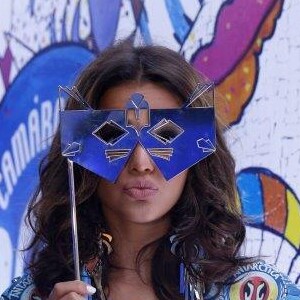 Bruna Marquezine usou uma máscara para dar um ar mais carnavalesco no visual no carnaval de 2015