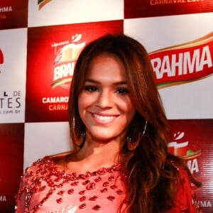 Bruna Marquezine prestigiou um camarote no Carnaval 2014 com uma camisa soltinha e customizada com pedrarias