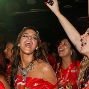 Bruna Marquezine apostou num maxicolar para deixar a produção mais sofisticada