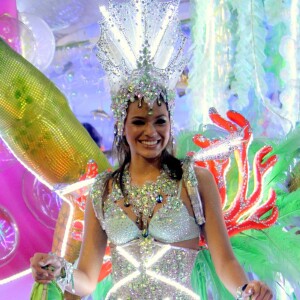 Brilhos e pedrarias dão o tom: que tal a fantasia exibida por Bruna Marquezine no Carnaval 2013?