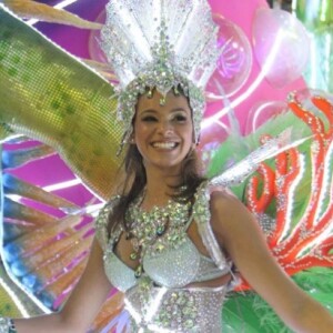 E é claro que não poderia faltar Bruna Marquezine brilhando na Sapucaí. A atriz desfilou para o Acadêmicos do Grande Rio no Carnaval 2013 
