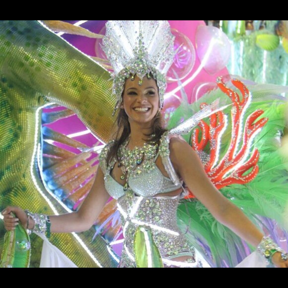 E é claro que não poderia faltar Bruna Marquezine brilhando na Sapucaí. A atriz desfilou para o Acadêmicos do Grande Rio no Carnaval 2013 