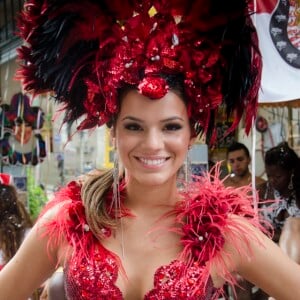 Bruna Marquezine superfashion nos bastidores das gravações da novela 'Salve Jorge', em fevereiro 2013. Na ocasião, ela estava produzida para um baile de carnaval que aconteceria na trama. O adereço também é uma ótima inspiração para o Carnaval 2019