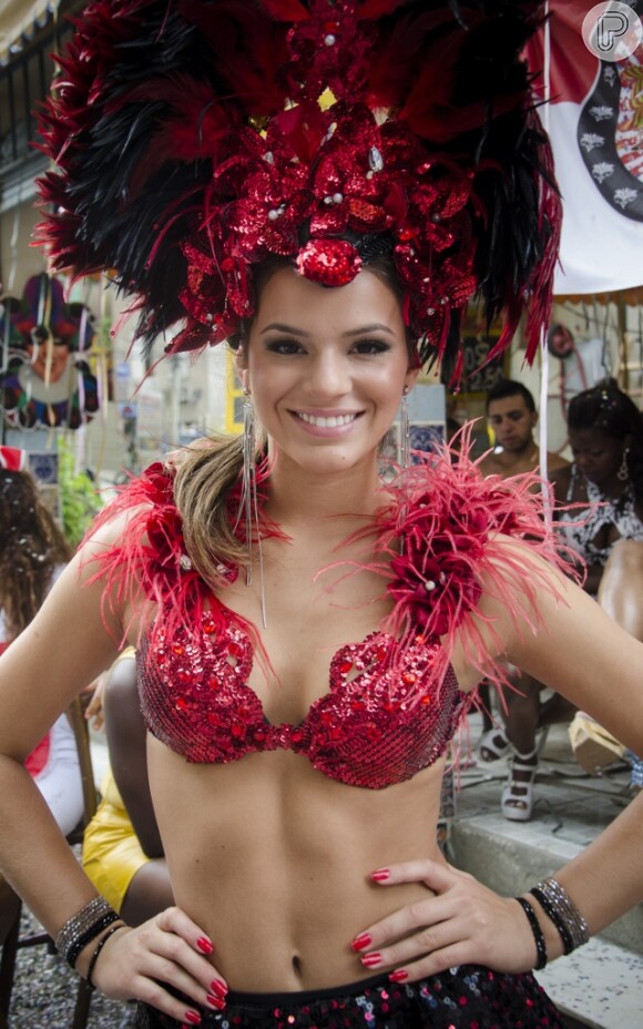 Bruna Marquezine superfashion nos bastidores das gravações da novela 'Salve Jorge', em fevereiro 2013. Na ocasião, ela estava produzida para um baile de carnaval que aconteceria na trama. O adereço também é uma ótima inspiração para o Carnaval 2019