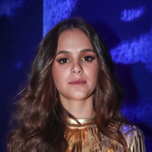 Bruna Marquezine elegeu um vestido dourado, com detalhes metalizados, para Baile da Vogue 2017. Um arraso!