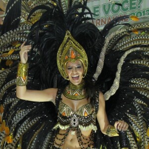 Bruna Marquezine desfilou usando uma fantasia dourada e preto pela Grande Rio no Carnaval 2012