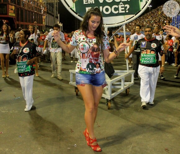 Bruna Marquezine sambando, no Carnaval de 2012, com as roupas da escola Grande Rio