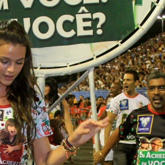 Bruna Marquezine sambando, no Carnaval de 2012, com as roupas da escola Grande Rio