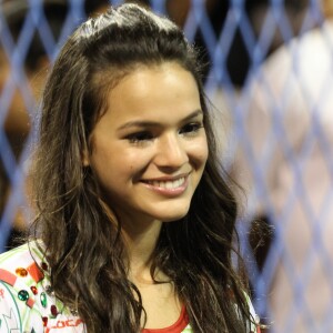 Bruna Marquezine, no Carnaval de 2012, com a camisa da escola na Sapucaí