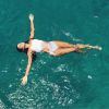 Bruna Marquezine mergulhar no mar de Fernando de Noronha com maiô de crochê