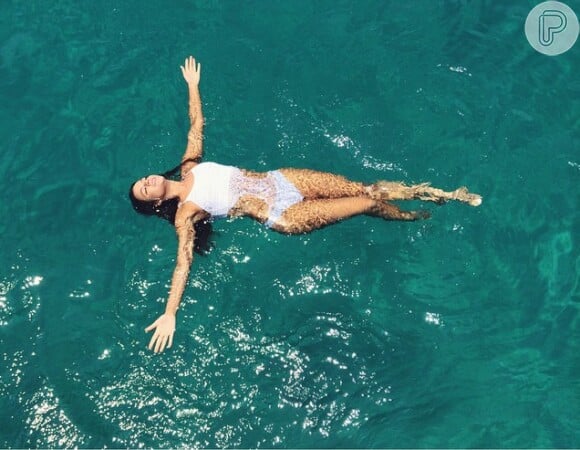 Bruna Marquezine mergulhar no mar de Fernando de Noronha com maiô de crochê