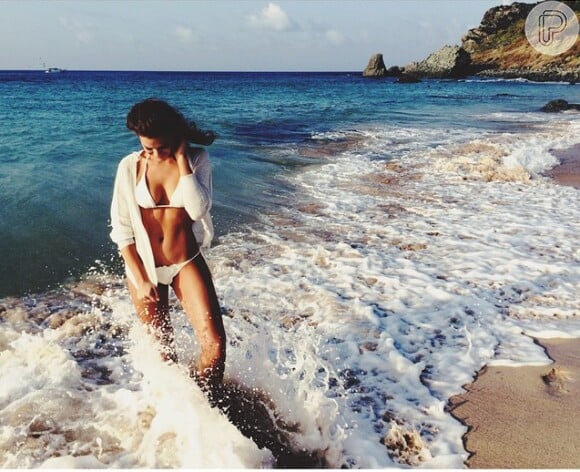 Bruna Marquezine exibe corpão em praia de Fernando de Noronha