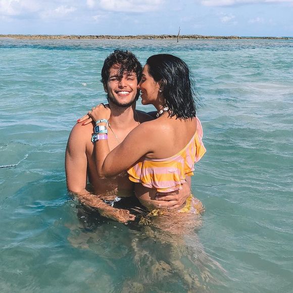 'Às vezes a gente está muito de boa, tipo no cinema, e ela briga comigo e fico me perguntando sobre. Ou a gente está brigado e chega no segundo seguinte ela vem me abraçando, bem de amorzinho e falo: 'A gente não estava brigado?', contou o ator