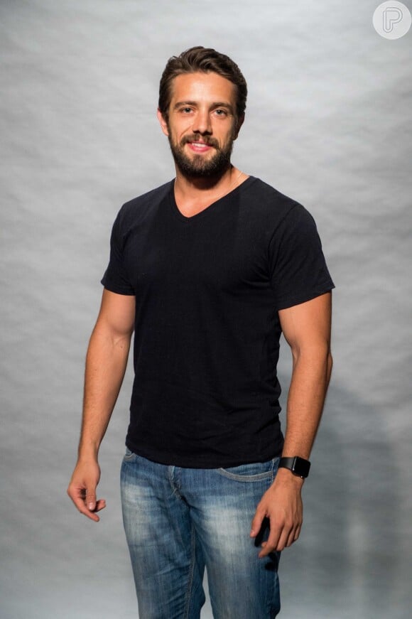 Rafael Cardoso exibe visual com barba para a novela 'Espelho da Vida'