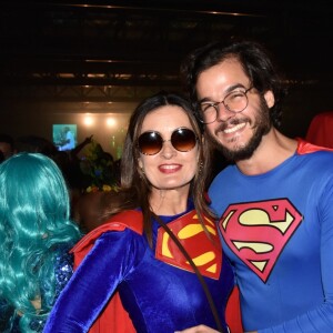 Fátima Bernardes e Túlio Gadêlha usaram fantasia de super-herói em festa de Carnaval